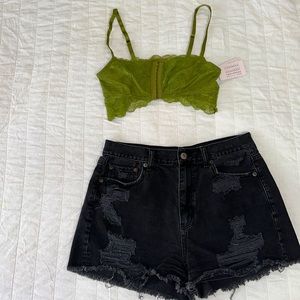 🔅Size 6 Women’s American Eagle distressed jean shorts Black fringe bottom